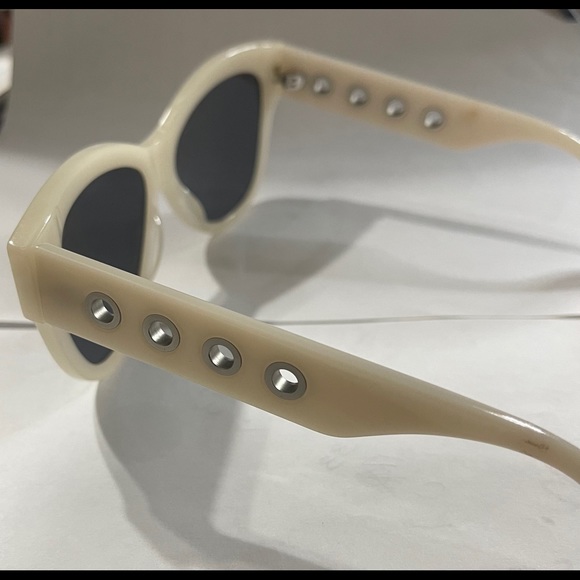 Sunglasses with smoked lens - Picture 2 of 4